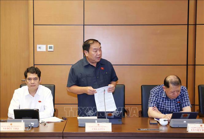 Đại biểu Quốc hội tỉnh Sơn La Chá A Của thảo luận ở tổ. Ảnh: Phương Hoa – TTXVN