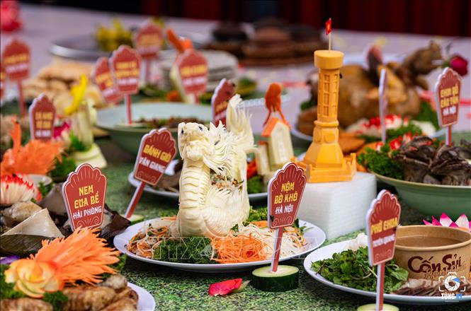 Hàng trăm đầu bếp đến từ các Hội, Chi hội, Hiệp hội Đầu bếp Việt Nam giới thiệu và trưng bày ẩm thực đặc trưng đại diện cho các tỉnh, thành phố trên biểu tượng bản đồ ẩm thực Việt Nam. Ảnh: Tạ Toàn - TTXVN