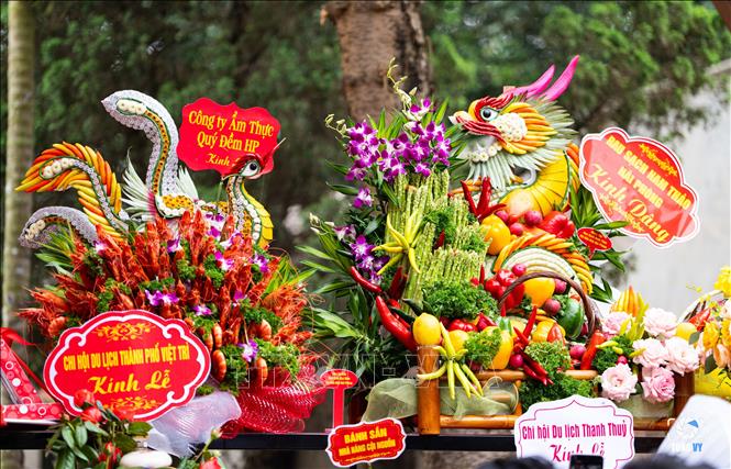 Những món ăn truyền thống được các nghệ nhân nấu, trang trí đẹp mắt. Ảnh: Tạ Toàn - TTXVN