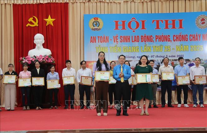 Trao thưởng cho 2 đơn vị đạt giải nhất. Ảnh: Đức Tâm - TTXVN