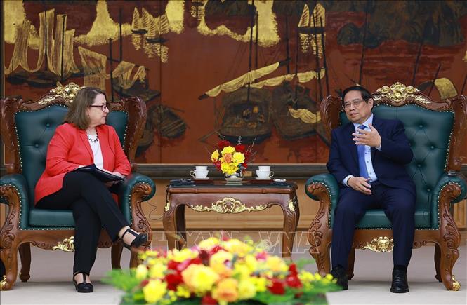 Thủ tướng Phạm Minh Chính tiếp bà Reva Price, Chủ tịch Ủy ban Đánh giá Kinh tế và An ninh Hoa Kỳ-Trung Quốc. Ảnh: Dương Giang-TTXVN