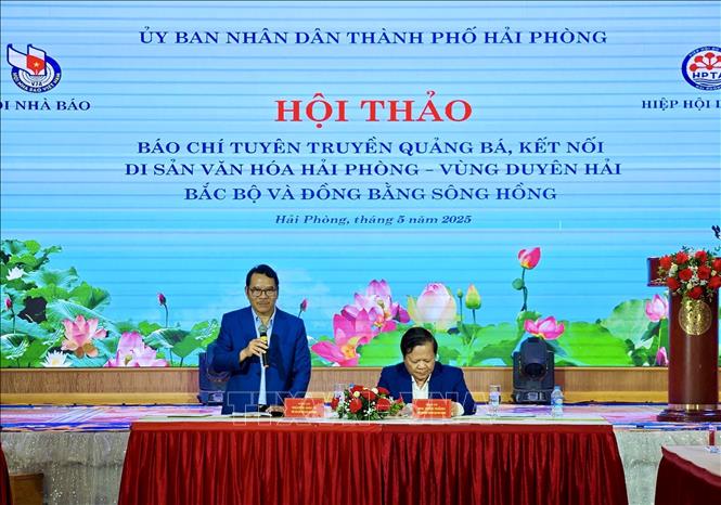 Chủ tọa điều hành hội thảo. Ảnh: Minh Huệ-TTXVN
