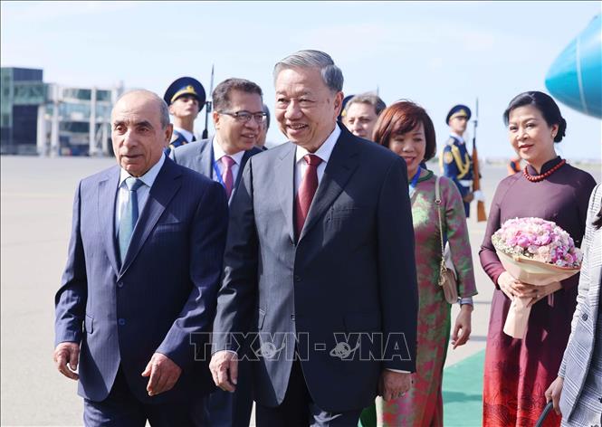 Phó Thủ tướng thứ nhất Azerbaijan Yagub Eyyubov đón Tổng Bí thư Tô Lâm và Phu nhân tại Sân bay quốc tế Heydar Aliyev, thủ đô Baku. Ảnh: Thống Nhất – TTXVN 