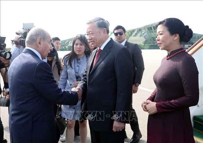 Phó Thủ tướng thứ nhất Azerbaijan Yagub Eyyubov đón Tổng Bí thư Tô Lâm và Phu nhân tại Sân bay quốc tế Heydar Aliyev, thủ đô Baku. Ảnh: Thống Nhất – TTXVN 