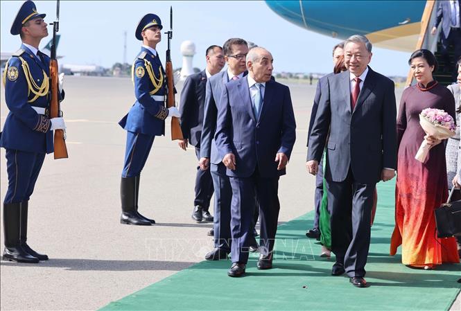 Phó Thủ tướng thứ nhất Azerbaijan Yagub Eyyubov đón Tổng Bí thư Tô Lâm và Phu nhân tại Sân bay quốc tế Heydar Aliyev, thủ đô Baku. Ảnh: Thống Nhất – TTXVN 