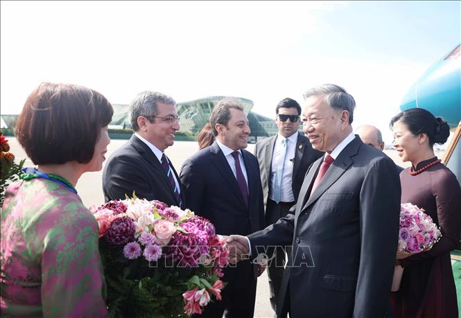 Các quan chức Azerbaijan đón Tổng Bí thư Tô Lâm và Phu nhân tại Sân bay quốc tế Heydar Aliyev, thủ đô Baku. Ảnh: Thống Nhất – TTXVN 