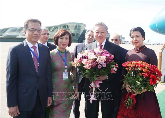 Đại sứ Việt Nam tại Liên bang Nga, kiêm nhiệm Azerbaijan Đặng Minh Khôi và Phu nhân đón Tổng Bí thư Tô Lâm và Phu nhân tại Sân bay quốc tế Heydar Aliyev, thủ đô Baku. Ảnh: Thống Nhất – TTXVN