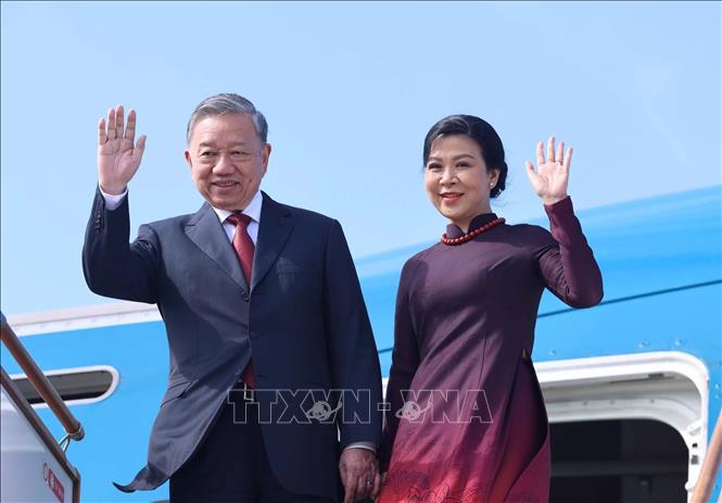 Tổng Bí thư Tô Lâm và Phu nhân đến Sân bay quốc tế Heydar Aliyev, thủ đô Baku. Ảnh: Thống Nhất – TTXVN 