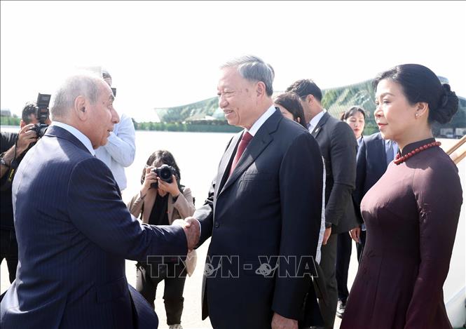 Phó Thủ tướng thứ nhất Azerbaijan Yagub Eyyubov đón Tổng Bí thư Tô Lâm và Phu nhân tại Sân bay quốc tế Heydar Aliyev, thủ đô Baku. Ảnh: Thống Nhất – TTXVN 