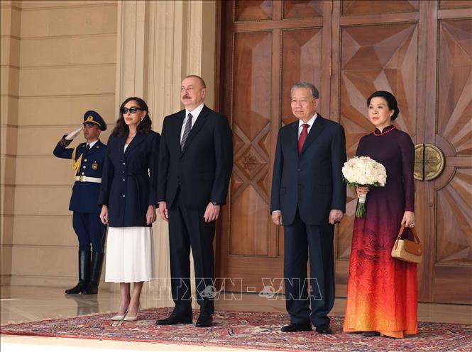 Tổng Bí thư Tô Lâm và Phu nhân cùng Tổng thống Azerbaijan Ilham Aliyev và Phu nhân nghe quân nhạc cử Quốc thiều hai nước. Ảnh: Thống Nhất – TTXVN
