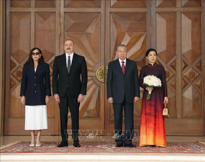 Tổng Bí thư Tô Lâm và Phu nhân cùng Tổng thống Azerbaijan Ilham Aliyev và Phu nhân nghe quân nhạc cử Quốc thiều hai nước. Ảnh: Thống Nhất – TTXVN