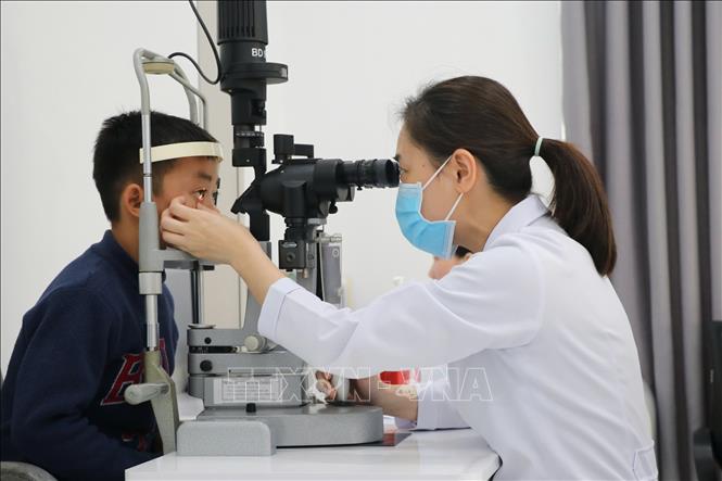 Em Vi Thiên Phú khám mắt để thực hiện ca phẫu thuật. Ảnh: TTXVN phát
				 