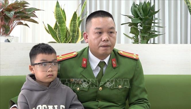 Em Vi Thiên Phú và Trung tá Nguyễn Viết Nguyên. Ảnh: TTXVN phát
				 