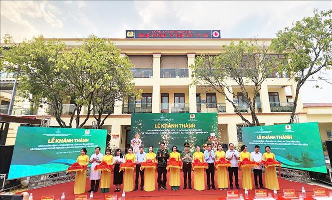 Cắt băng khánh thành Công trình nhà khám, chữa bệnh Bệnh viện 7/5 - Công an tỉnh Điện Biên. Ảnh: Trung Kiên - TTXVN.