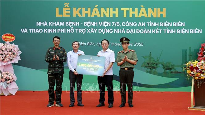 Lãnh đạo Tổng Công ty Thăm dò - Khai thác dầu khí ủng MTTQ Việt Nam tỉnh Điện Biên 1 tỷ đồng, nhằm góp phần chung tay xóa nhà tạm, nhà dột nát. Ảnh: Trung Kiên - TTXVN
