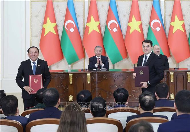 Tổng Bí thư Tô Lâm và Tổng thống Azerbaijan Ilham Aliyev chứng kiến trao đổi Bản ghi nhớ về hợp tác giữa Bộ Văn hóa, Thể thao và Du lịch Việt Nam và Bộ Văn hóa Azerbaijan. Ảnh: Thống Nhất – TTXVN