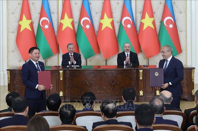 Tổng Bí thư Tô Lâm và Tổng thống Azerbaijan Ilham Aliyev chứng kiến Công ty Cổ phần Lọc hóa dầu Bình Sơn và Bộ Kinh tế Azerbaijan trao đổi Bản ghi nhớ về cung cấp dầu thô dài hạn cho Nhà máy lọc dầu Dung Quất. Ảnh: Thống Nhất – TTXVN