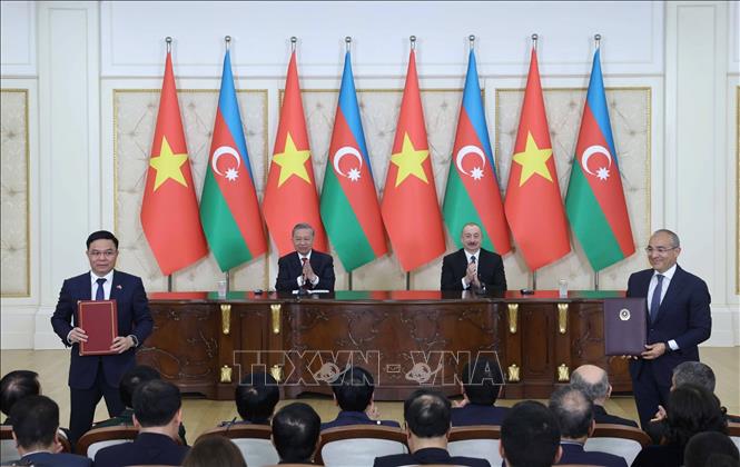 Tổng Bí thư Tô Lâm và Tổng thống Azerbaijan Ilham Aliyev chứng kiến  trao đổi Bản ghi nhớ trong lĩnh vực thăm dò và khai thác, dịch vụ kỹ thuật dầu khí và đào tạo giữa Tập đoàn Công nghiệp - Năng lượng Quốc gia Việt Nam và Bộ Kinh tế Azerbaijan. Ảnh: Thống Nhất – TTXVN