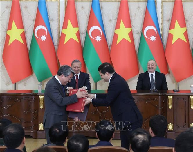 Tổng Bí thư Tô Lâm và Tổng thống Azerbaijan Ilham Aliyev chứng kiến Bộ trưởng Tư pháp Nguyễn Hải Ninh và Bộ trưởng Tư pháp Azerbaijan Farid Ahmadov trao văn kiện Chương trình hợp tác giữa hai Bộ giai đoạn 2025 – 2027. Ảnh: Thống Nhất – TTXVN
