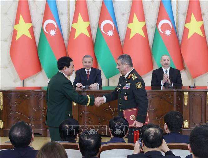 Tổng Bí thư Tô Lâm và Tổng thống Azerbaijan Ilham Aliyev chứng kiến trao Ý định thư hợp tác giữa Bộ Quốc phòng Việt Nam và Bộ Quốc phòng Azerbaijan. Ảnh: Thống Nhất – TTXVN