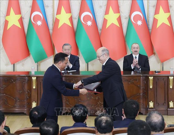 Tổng Bí thư Tô Lâm và Tổng thống Azerbaijan Ilham Aliyev chứng kiến trao đổi bản ghi nhớ về hợp tác trong lĩnh vực năng lượng giữa Bộ Công Thương Việt Nam và Bộ Năng lượng Azerbaijan. Ảnh: Thống Nhất – TTXVN