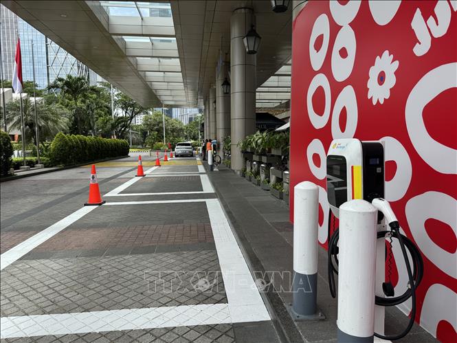Trạm sạc tại một Trung tâm thương mại ở Jakarta. Ảnh: Đỗ Quyên - PV TTXVN tại Indonesia