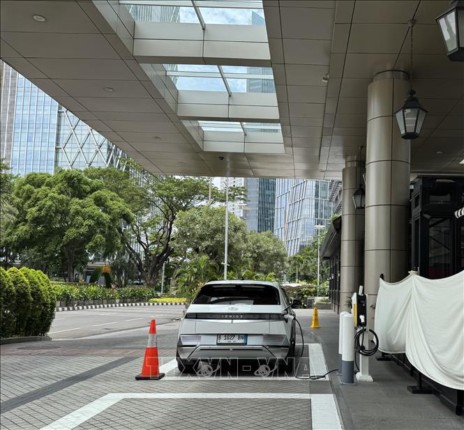 Một chiếc xe đang sạc điện tại trạm sạc ở Trung tâm Jakarta. Ảnh: Đỗ Quyên - PV TTXVN tại Indonesia