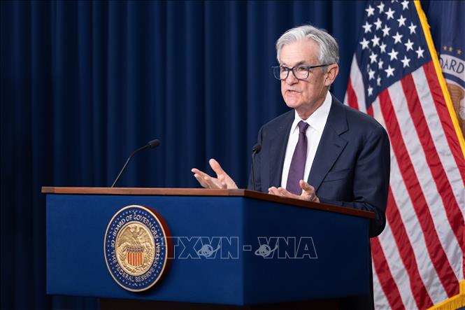Chủ tịch Cục Dự trữ liên bang Mỹ (FED) Jerome Powell trong cuộc họp báo công bố chính sách lãi suất cơ bản, ngày 7/5/2025. Ảnh: THX/TTXVN