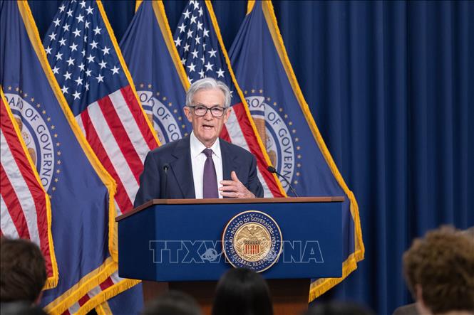 Chủ tịch Cục Dự trữ liên bang Mỹ (FED) Jerome Powell trong cuộc họp báo công bố chính sách lãi suất cơ bản, ngày 7/5/2025. Ảnh: THX/TTXVN