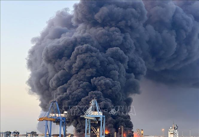 Khói bốc lên sau vụ tấn công tại thành phố Port Sudan, Sudan, ngày 6/5/2025. Ảnh: THX/TTXVN