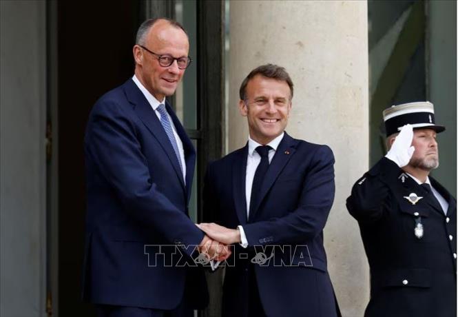 Tân Thủ tướng Đức Friedrich Merz (trái) trong cuộc gặp Tổng thống Pháp Emmanuel Macron tại Paris, ngày 7/5/2025. Ảnh: REUTERS/TTXVN