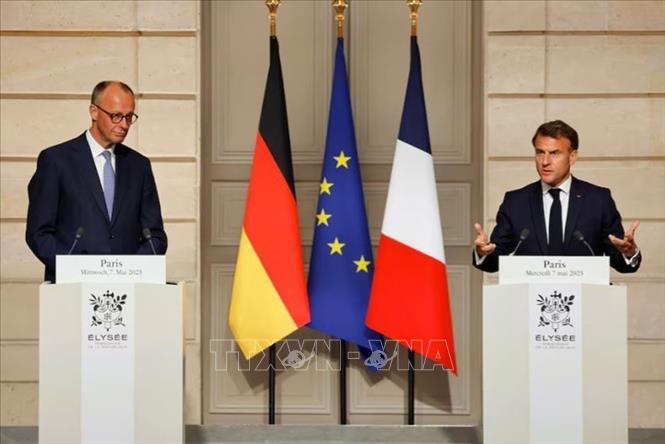 Tân Thủ tướng Đức Friedrich Merz (trái) trong cuộc họp báo chung với Tổng thống Pháp Emmanuel Macron tại Paris, ngày 7/5/2025. Ảnh: REUTERS/TTXVN
