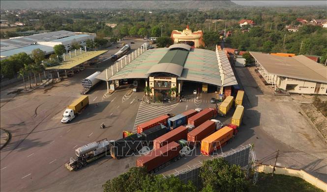 Hoạt động xuất nhập khẩu hàng hoá tại cửa khẩu quốc tế Lao Bảo, tỉnh Quảng Trị. Ảnh: Vũ Sinh - TTXVN  