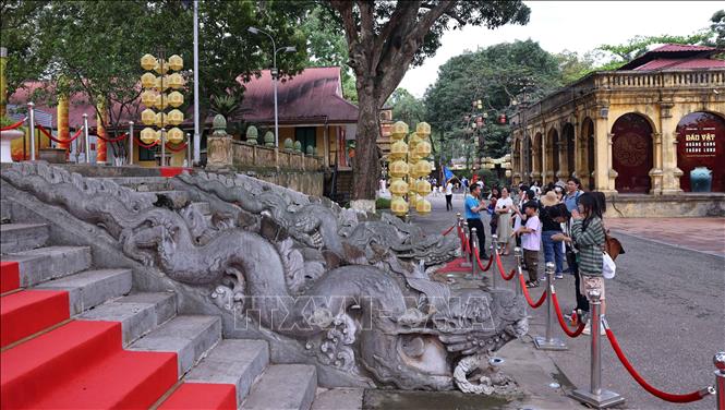 Tourists visit the Thang Long Imperial Citadel. VNA Photo