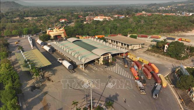 Hoạt động xuất nhập khẩu hàng hoá tại cửa khẩu quốc tế Lao Bảo, tỉnh Quảng Trị. Ảnh: Vũ Sinh - TTXVN  