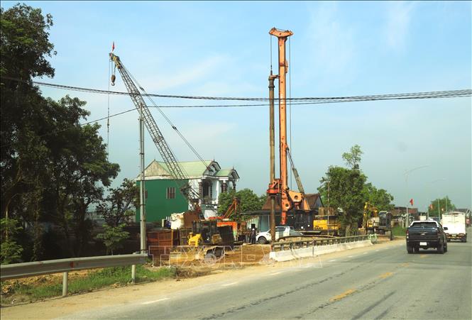 Nhà thầu tập kết máy móc, thiết bị thực hiện đúc cấu kiện, san lấp mặt bằng, thi công dự án. Ảnh: Xuân Tiến - TTXVN 