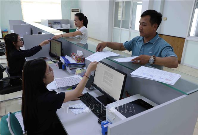 Doanh nghiệp làm thủ tục xuất khẩu hàng hoá tại hải quan cửa khẩu quốc tế Lao Bảo, tỉnh Quảng Trị. Ảnh: Vũ Sinh - TTXVN