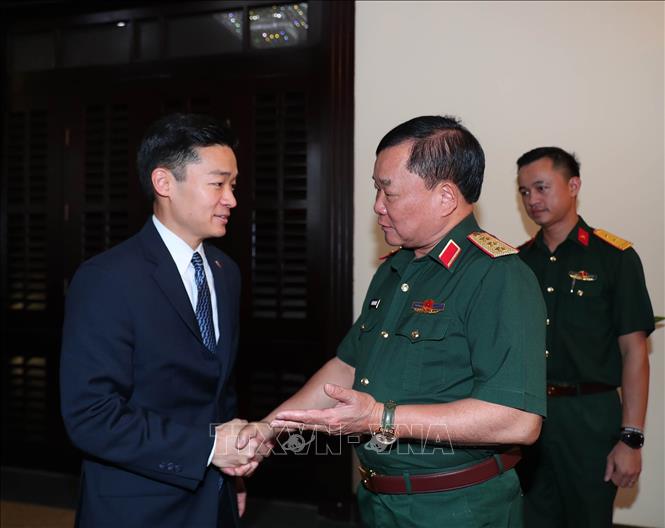 Thượng tướng, Thứ trưởng Bộ Quốc phòng Hoàng Xuân Chiến đón Quyền Trợ lý Bộ trưởng Quốc phòng Hoa Kỳ John Noh. Ảnh: Trọng Đức - TTXVN