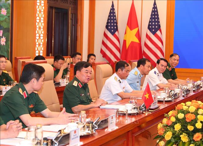 Thượng tướng, Thứ trưởng Bộ Quốc phòng Hoàng Xuân Chiến và các đại biểu Việt Nam tại buổi đối thoại. Ảnh: Trọng Đức - TTXVN