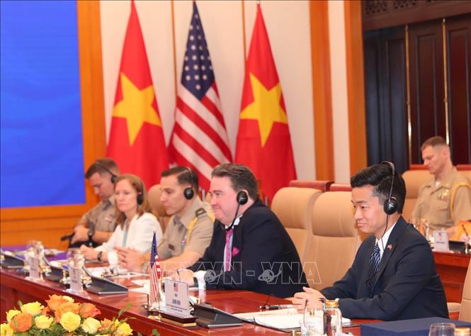  Quyền Trợ lý Bộ trưởng Quốc phòng Hoa Kỳ, John Noh và các đại biểu Hoa Kỳ tại buổi đối thoại. Ảnh: Trọng Đức - TTXVN