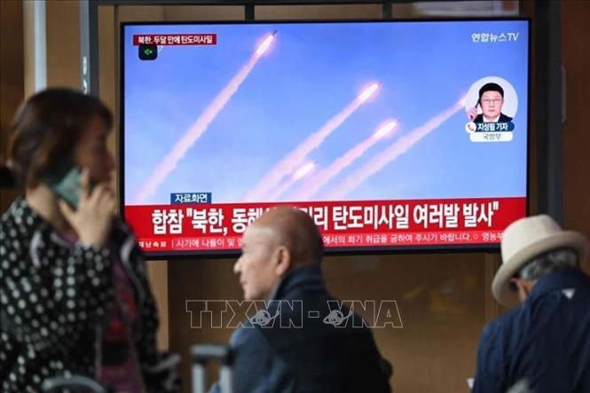 Người dân tại Seoul, Hàn Quốc theo dõi qua truyền hình vụ phóng tên lửa của Triều Tiên, ngày 8/5/2025. Ảnh: New Straits Times/TTXVN