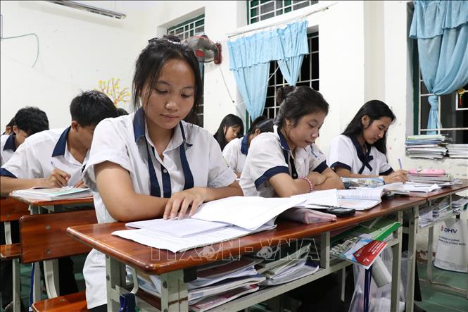 Giờ ôn tập buổi tối của học sinh Trường Phổ thông dân tộc nội trú Trung học phổ thông Ninh Thuận (thành phố Phan Rang – Tháp Chàm), chuẩn bị cho Kỳ thi tốt nghiệp THPT năm 2025. Ảnh: Nguyễn Thành – TTXVN