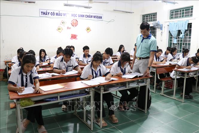 Giờ ôn tập buổi tối của học sinh Trường Phổ thông dân tộc nội trú Trung học phổ thông Ninh Thuận (thành phố Phan Rang – Tháp Chàm), chuẩn bị cho Kỳ thi tốt nghiệp THPT năm 2025. Ảnh: Nguyễn Thành – TTXVN