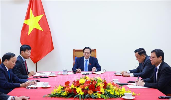 Thủ tướng Phạm Minh Chính điện đàm với Thủ tướng Singapore Lawrence Wong. Ảnh: Dương Giang-TTXVN 
