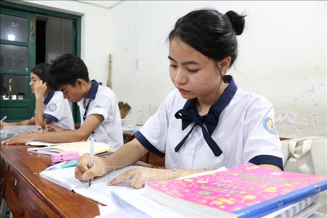 Giờ ôn tập buổi tối của học sinh Trường Phổ thông dân tộc nội trú Trung học phổ thông Ninh Thuận (thành phố Phan Rang – Tháp Chàm), chuẩn bị cho Kỳ thi tốt nghiệp THPT năm 2025. Ảnh: Nguyễn Thành – TTXVN