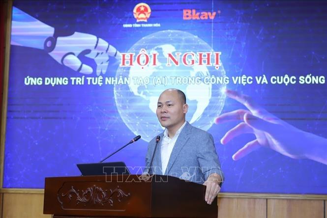 Ông Nguyễn Tử Quảng, Chủ tịch HĐQT Tập đoàn công nghệ BKAV, trình bày chuyên đề 