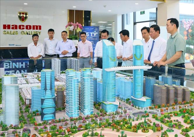 Chủ tịch UBND tỉnh Ninh Thuận Trần Quốc Nam (thứ hai, phải) lắng nghe về khó khăn, vướng mắc của nhà đầu tư Hacom Holding để có hướng chỉ đạo, xử lý kịp thời các điểm nghẽn. Ảnh: TTXVN phát