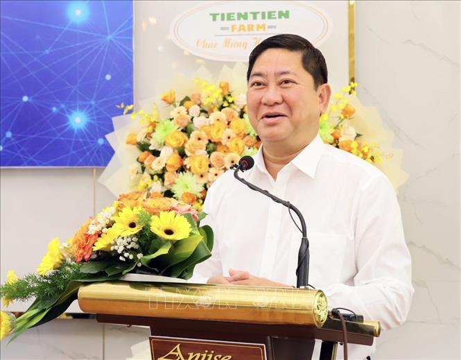 Ông Trần Quốc Nam, Chủ tịch UBND tỉnh Ninh Thuận phát biểu về cách thức giải quyết khó khăn, vướng mắc của các nhà đầu tư tại hội nghị gặp mặt doanh nghiệp quý I/2025. Ảnh: TTXVN phát