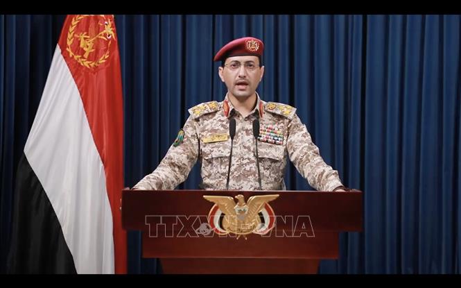 Người phát ngôn lực lượng Houthi Yahya Sarea phát biểu trong một cuộc họp báo tại Sanaa. Ảnh: THX/TTXVN
