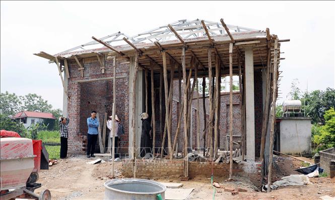 Ngôi nhà xây mới của bà Hà Thị Xuyến, Xóm Bần 2, Võ Miếu, huyện Thanh Sơn được gấp rút hoàn thiện nhờ nguồn kinh phí hỗ trợ. Ảnh: Tạ Toàn – TTXVN